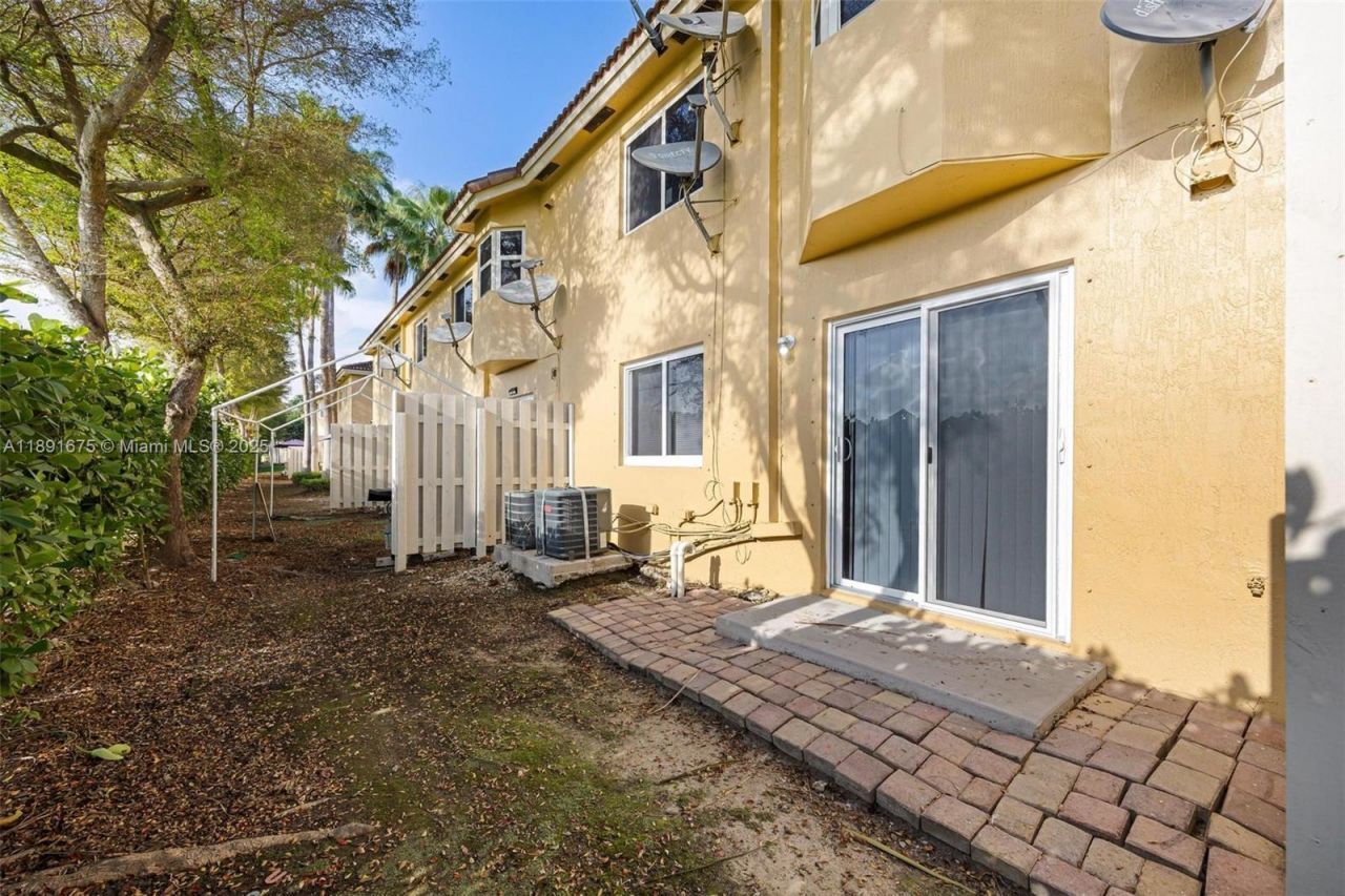 930 NE 33rd Ter, Unit 102, Homestead, FL 33033 Photo