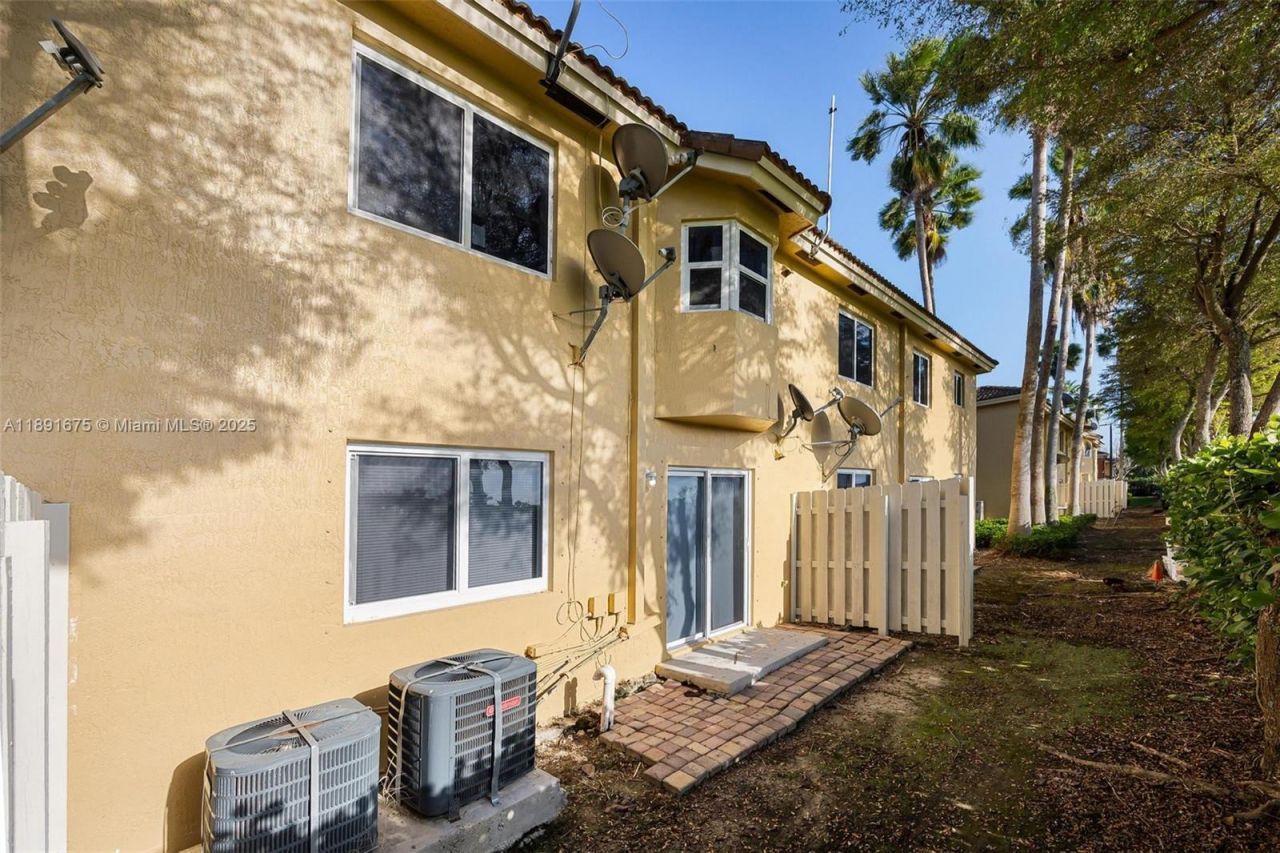 930 NE 33rd Ter, Unit 102, Homestead, FL 33033 Photo