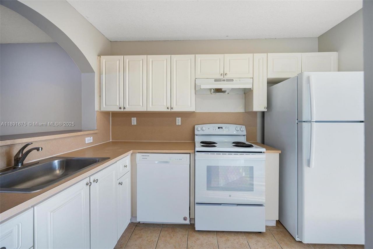 930 NE 33rd Ter, Unit 102, Homestead, FL 33033 Photo