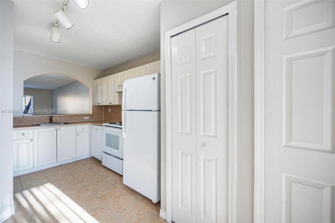 930 NE 33rd Ter, Unit 102, Homestead, FL 33033 Photo