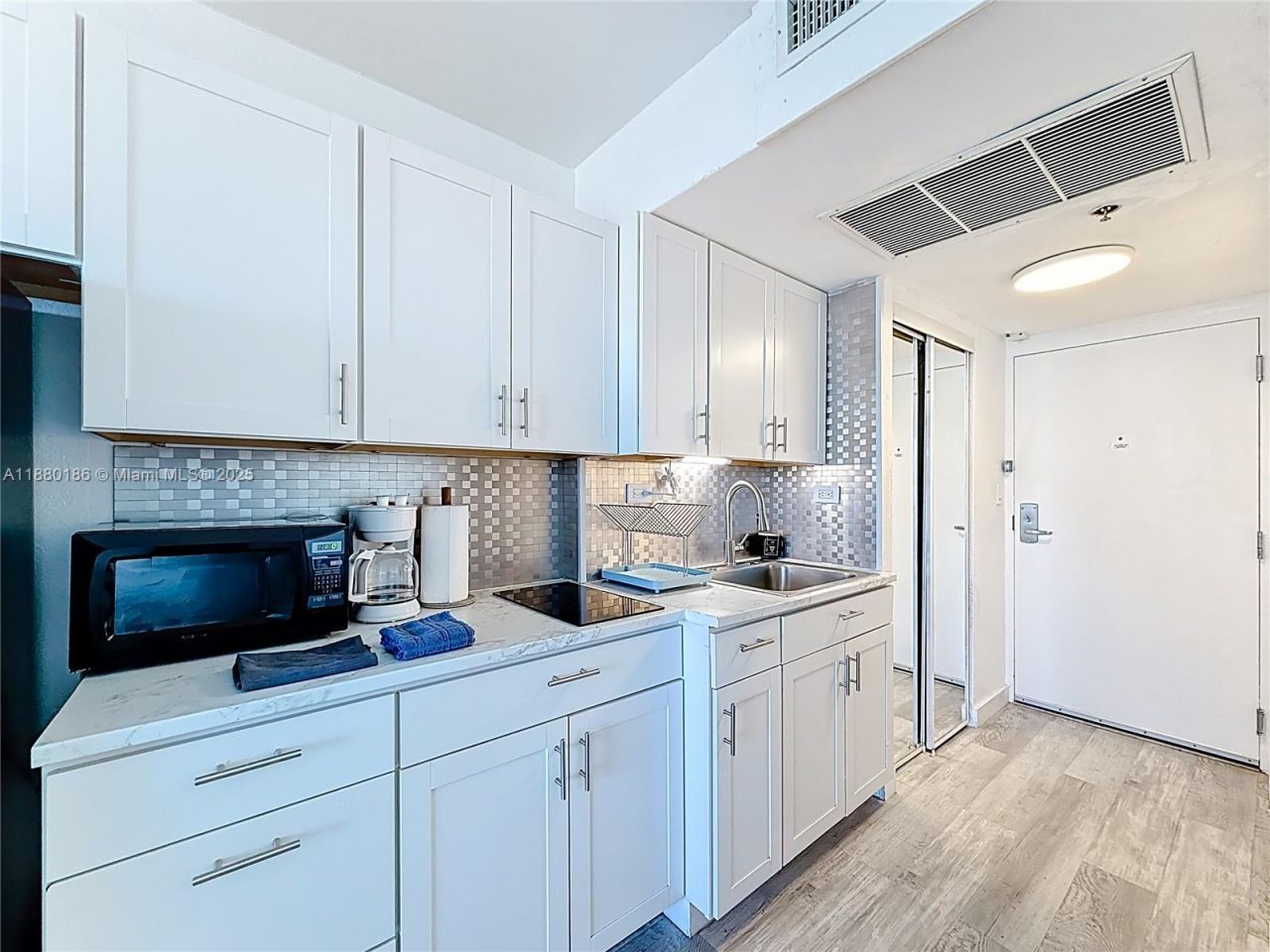 19201 Collins Ave, Unit 636, Sunny Isles Beach, FL 33160 Photo