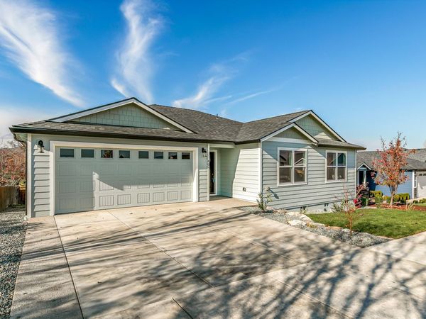 403 N DeAnjou Avenue, Eagle Point, OR 97524