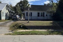 1110 Whitman photo 4