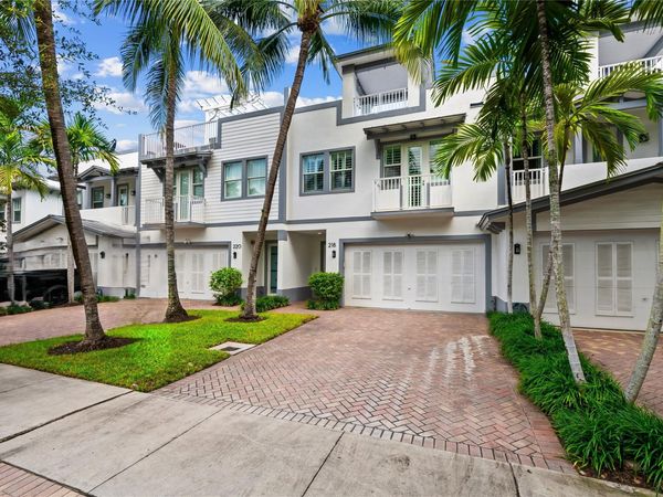 218 NE 15th Avenue, Unit 218, Fort Lauderdale, FL 33301