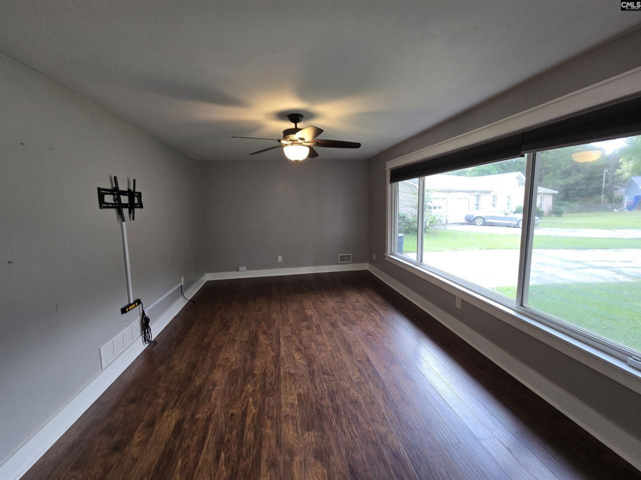 213 Lyndhurst Road Photo 5