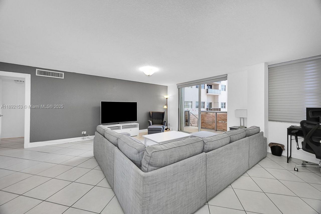 6039 Collins Ave, Unit 311, Miami Beach, FL 33140 Photo