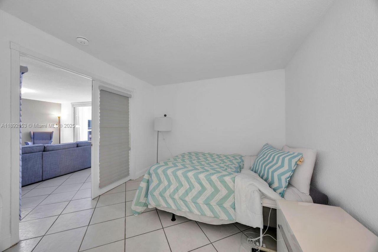 6039 Collins Ave, Unit 311, Miami Beach, FL 33140 Photo