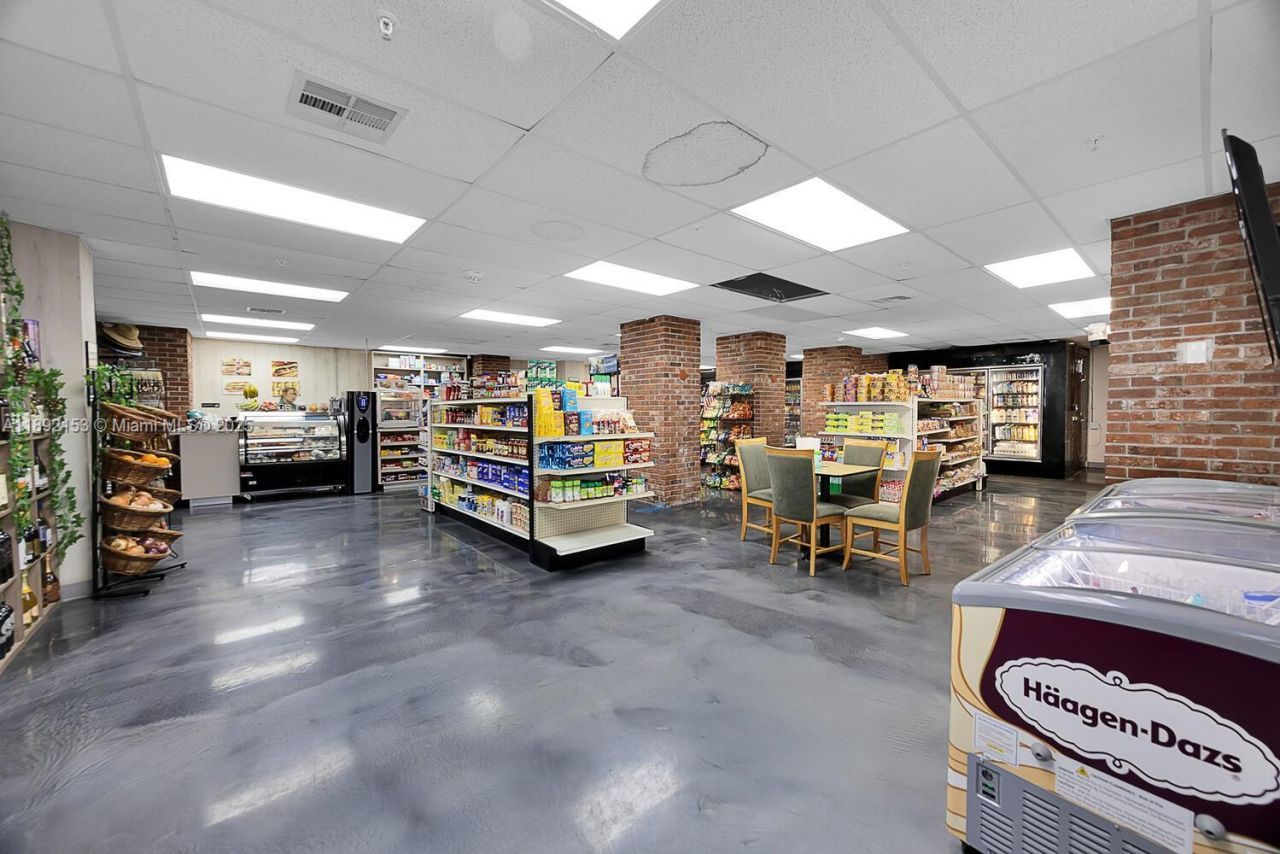 6039 Collins Ave, Unit 311, Miami Beach, FL 33140 Photo