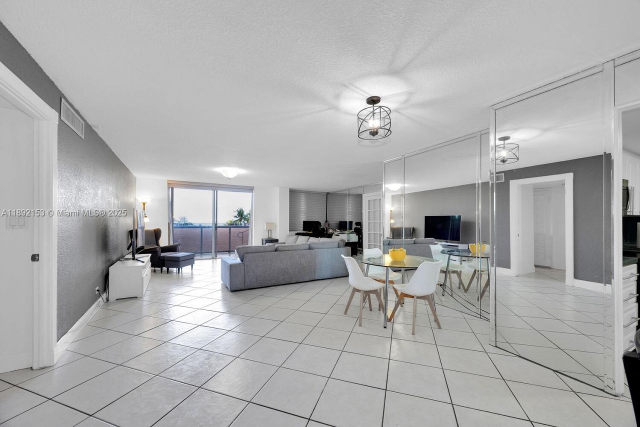 6039 Collins Ave, Unit 311, Miami Beach, FL 33140 Photo