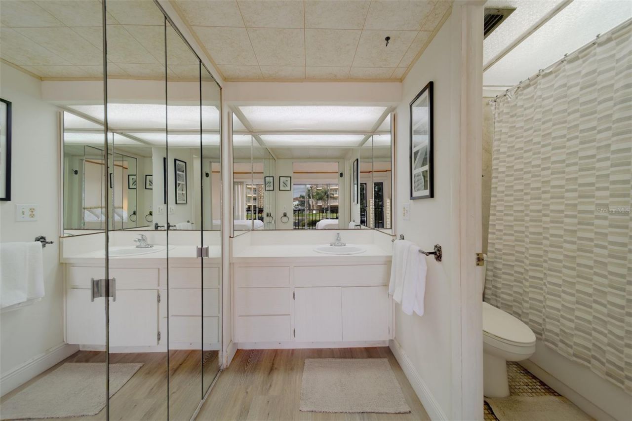 51 Island Way, Unit 101, Clearwater Beach, FL 33767 Photo