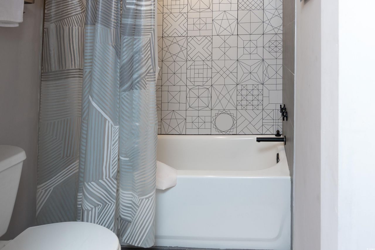 211 Baslow Ct. Photo 6