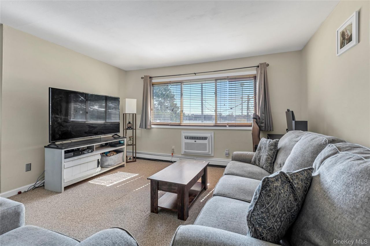 2423 Union Boulevard, Unit 8B, Islip, NY 11751 Main Photo