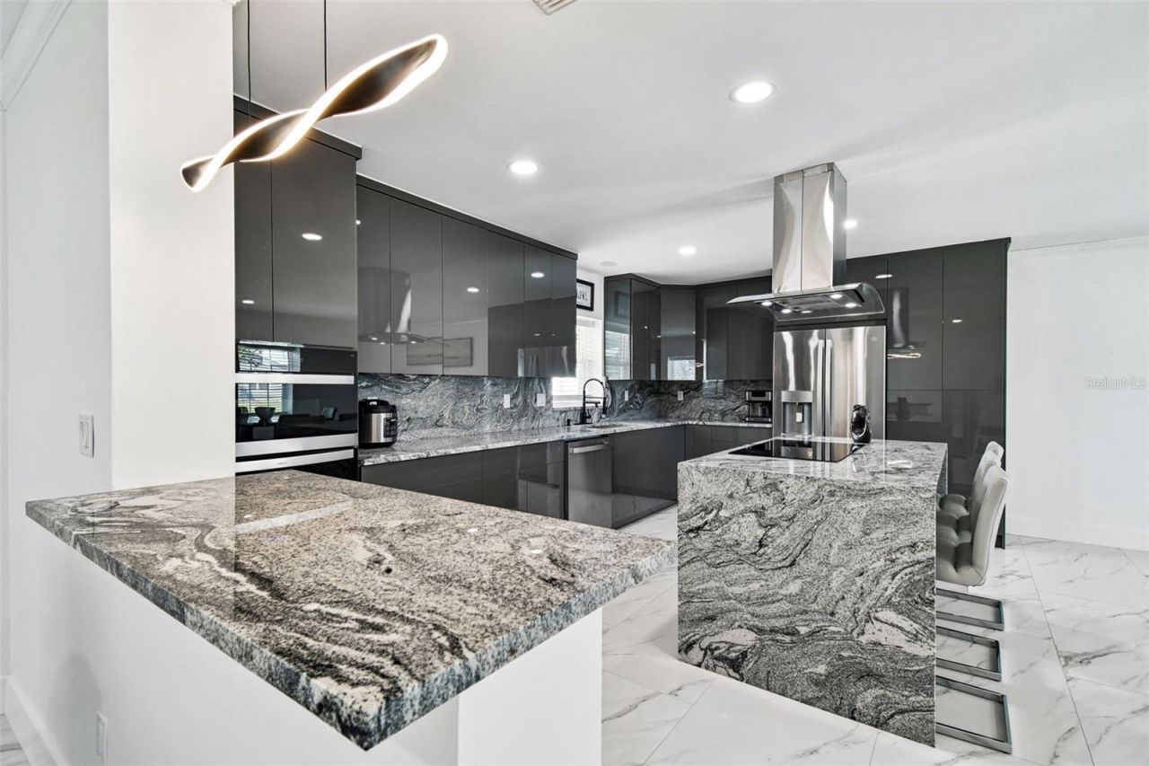8708 Thornwood Lane, Tampa, FL 33615 Photo