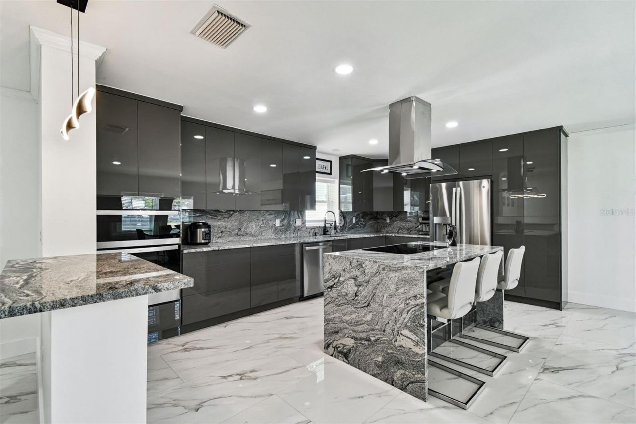 8708 Thornwood Lane, Tampa, FL 33615 Photo