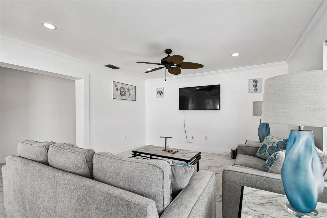 8708 Thornwood Lane, Tampa, FL 33615 Photo