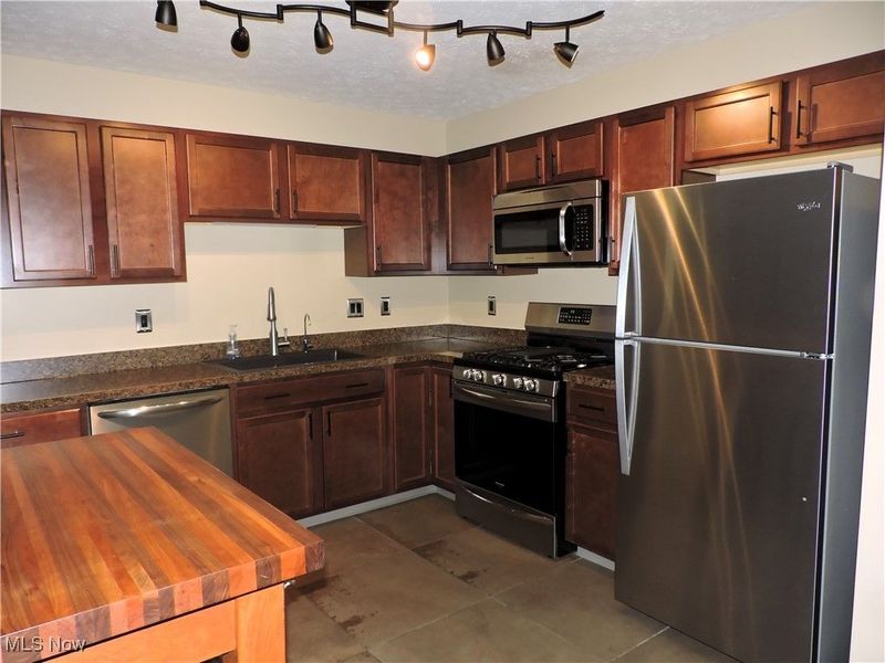 438 Rachel Lane, Avon Lake, OH 44012 Photo 2