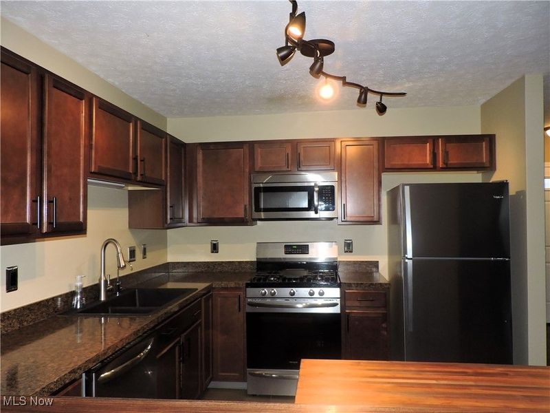 438 Rachel Lane, Avon Lake, OH 44012 Photo 3