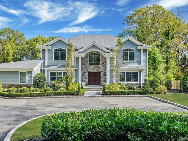 4 Carriage Court, Dix Hills, NY 11746