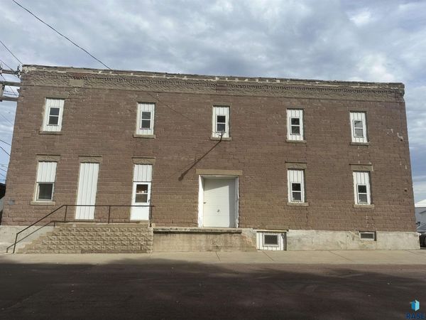 112 E Railroad St, Mitchell, SD 57301