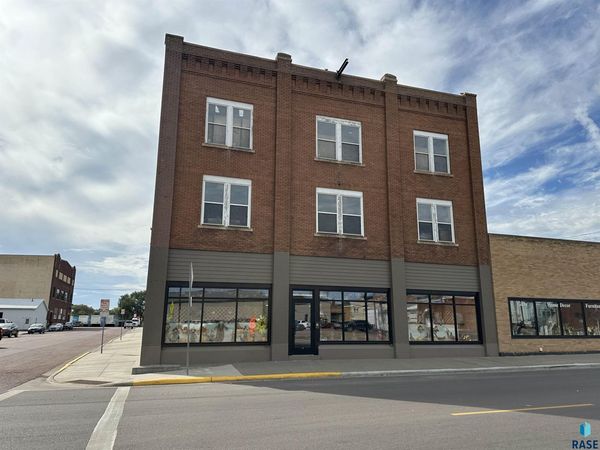 119 E 1st Ave, Mitchell, SD 57301