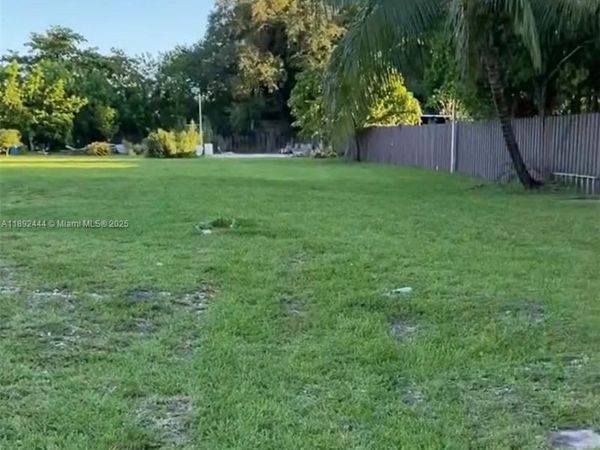 50 NW 156th St, Miami, FL 33169