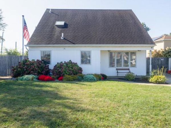 31 Parente Lane N, Island Park, NY 11558