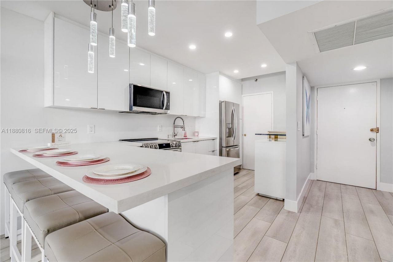 100 Lincoln Rd, Unit 323, Miami Beach, FL 33139 Photo