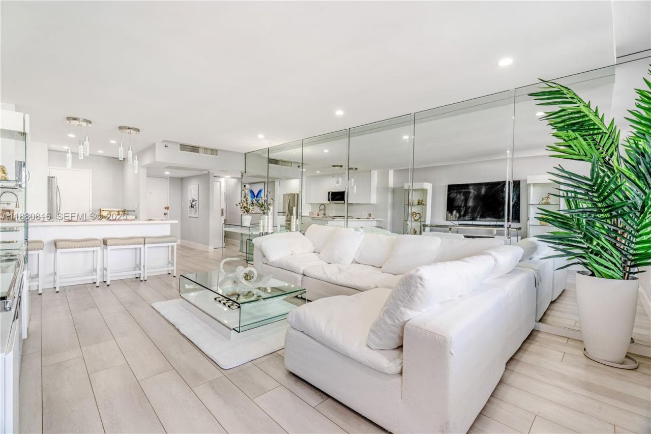 100 Lincoln Rd, Unit 323, Miami Beach, FL 33139 Photo