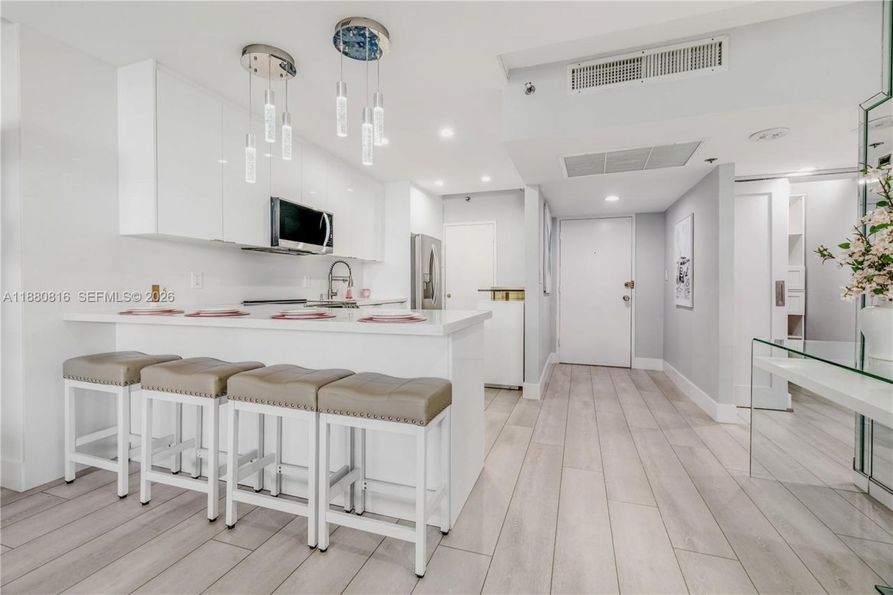 100 Lincoln Rd, Unit 323, Miami Beach, FL 33139 Photo