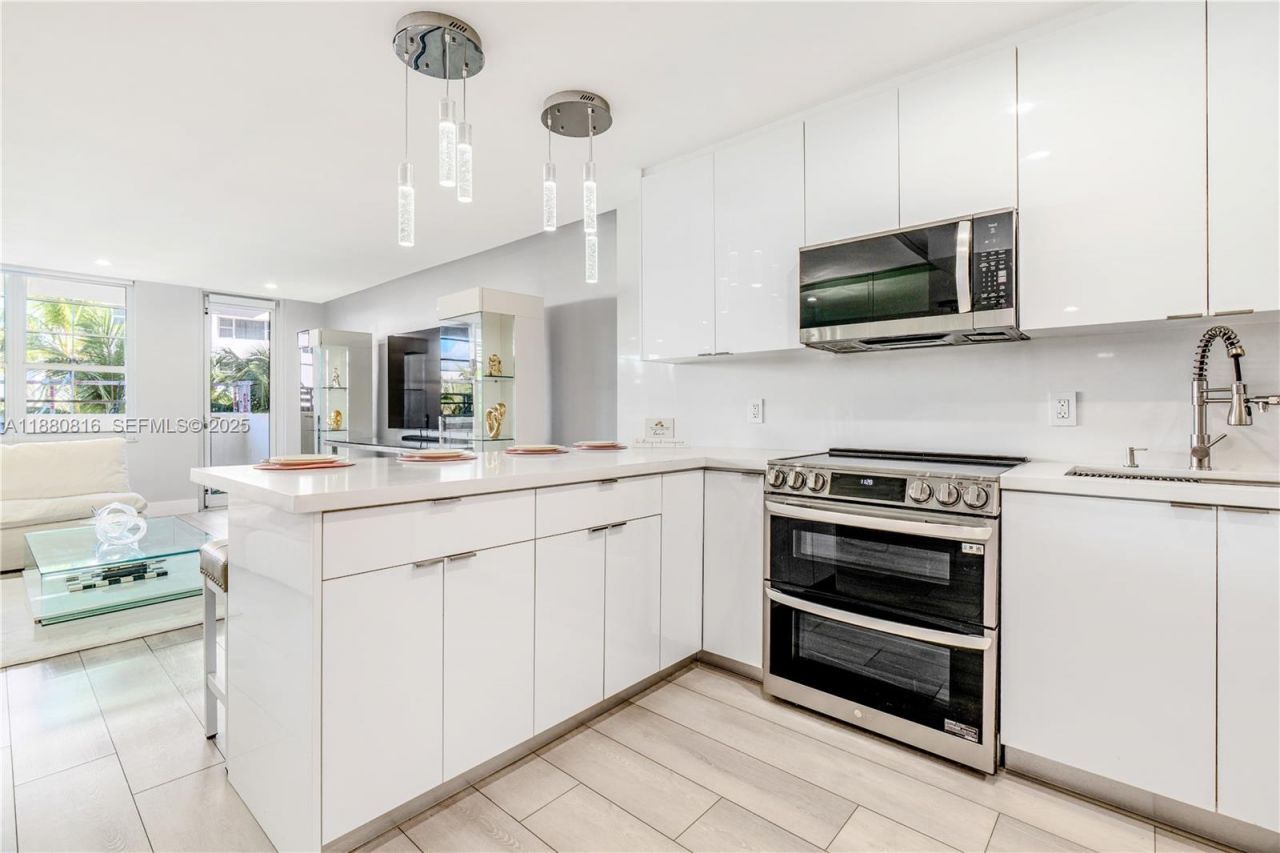 100 Lincoln Rd, Unit 323, Miami Beach, FL 33139 Photo