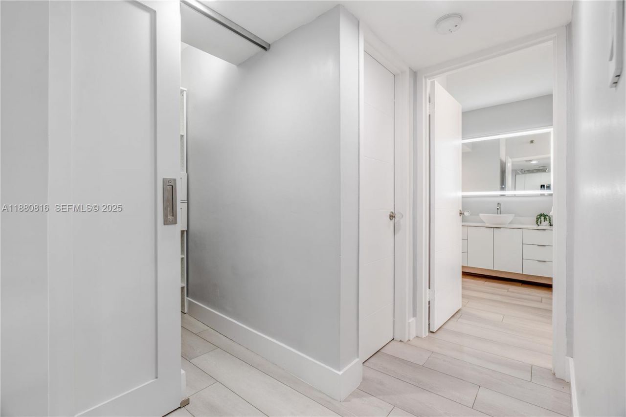 100 Lincoln Rd, Unit 323, Miami Beach, FL 33139 Photo