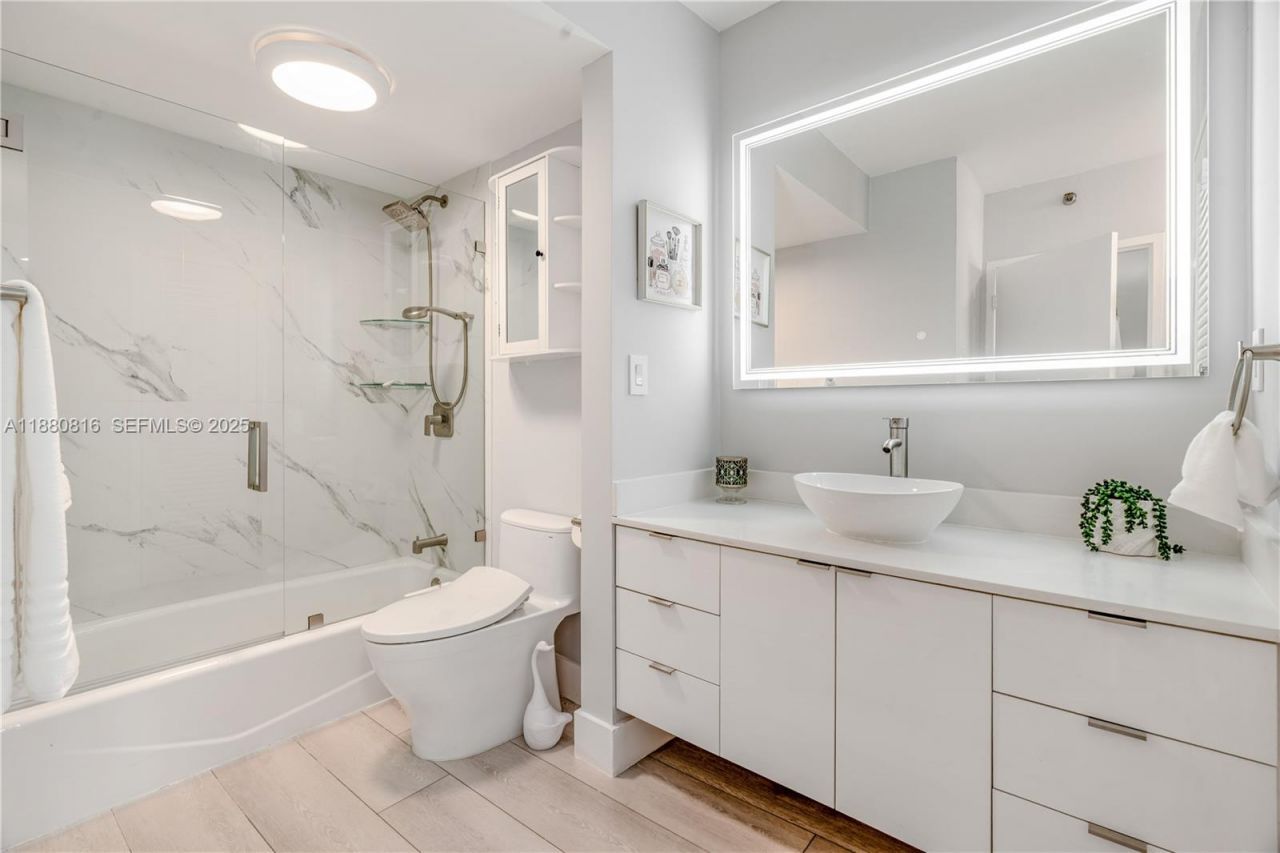 100 Lincoln Rd, Unit 323, Miami Beach, FL 33139 Photo