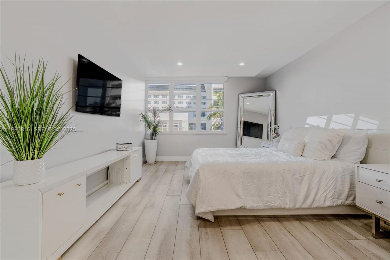 100 Lincoln Rd, Unit 323, Miami Beach, FL 33139 Photo