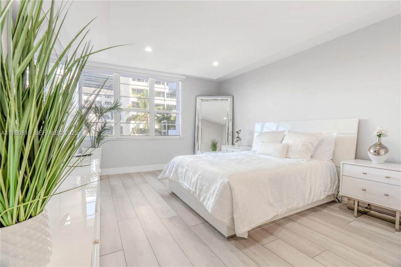 100 Lincoln Rd, Unit 323, Miami Beach, FL 33139 Photo