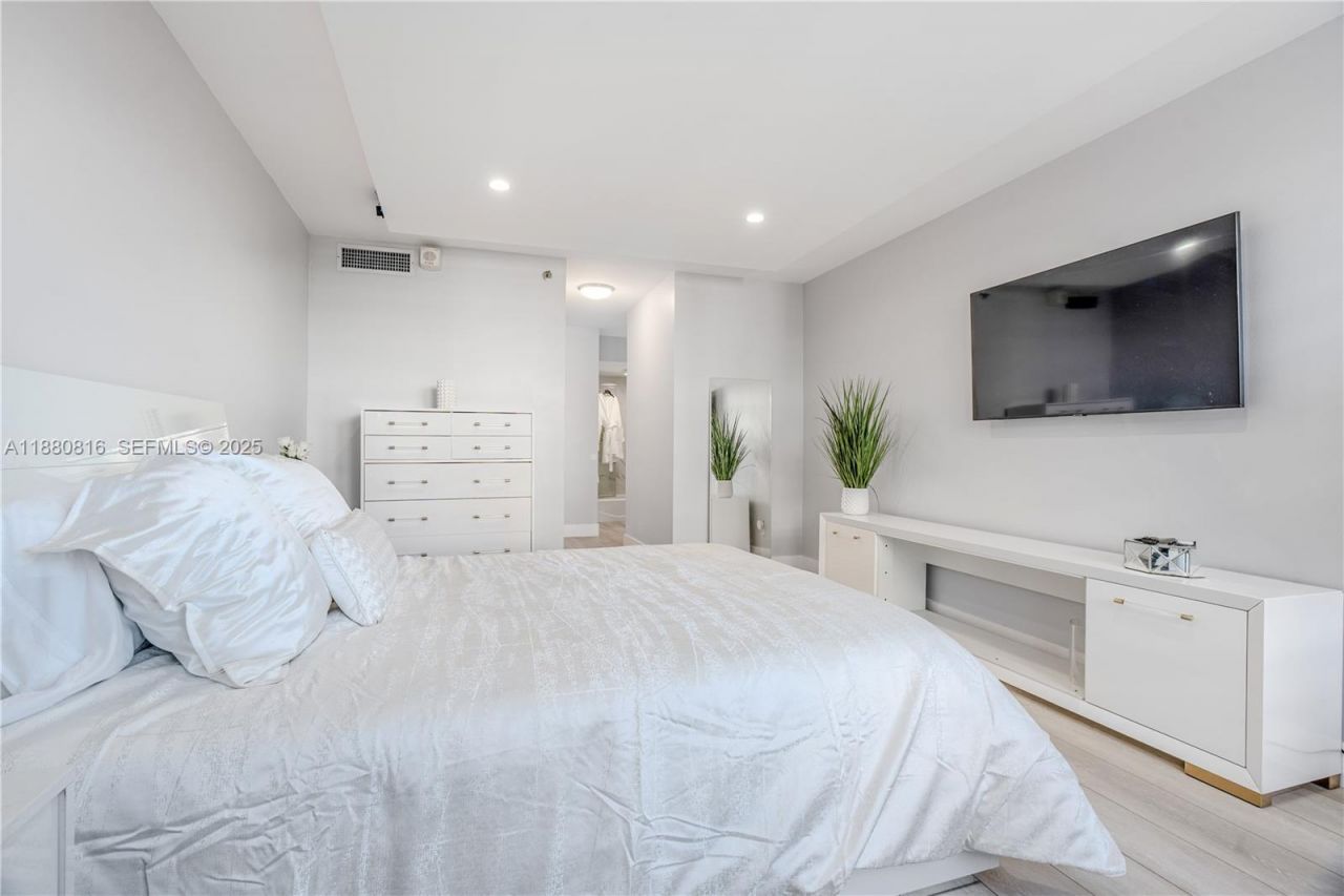 100 Lincoln Rd, Unit 323, Miami Beach, FL 33139 Photo