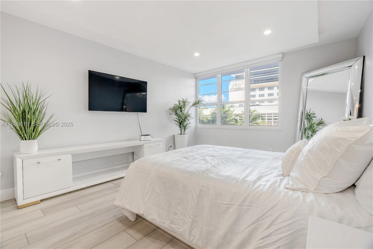 100 Lincoln Rd, Unit 323, Miami Beach, FL 33139 Photo