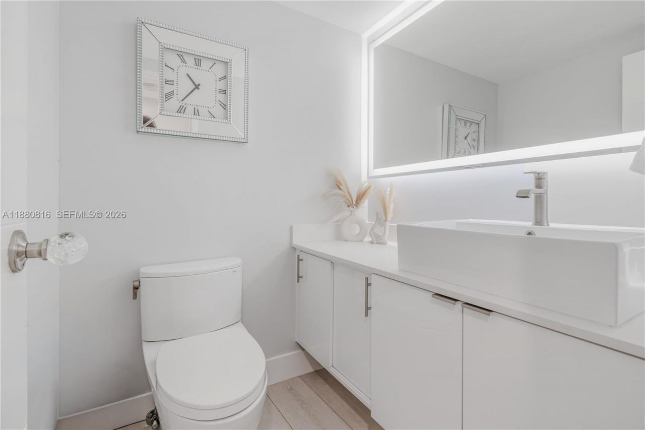 100 Lincoln Rd, Unit 323, Miami Beach, FL 33139 Photo