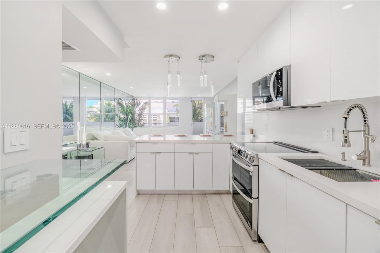 100 Lincoln Rd, Unit 323, Miami Beach, FL 33139 Photo