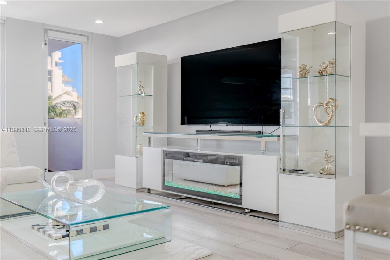 100 Lincoln Rd, Unit 323, Miami Beach, FL 33139 Photo