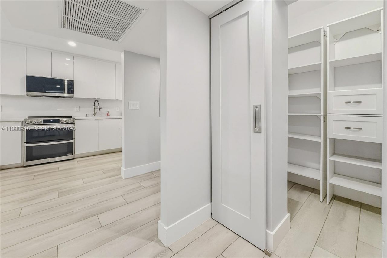 100 Lincoln Rd, Unit 323, Miami Beach, FL 33139 Photo