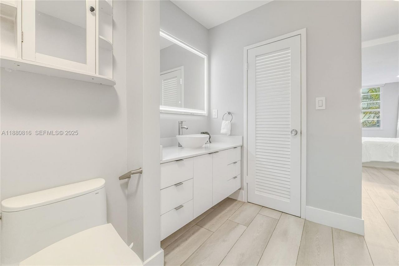 100 Lincoln Rd, Unit 323, Miami Beach, FL 33139 Photo