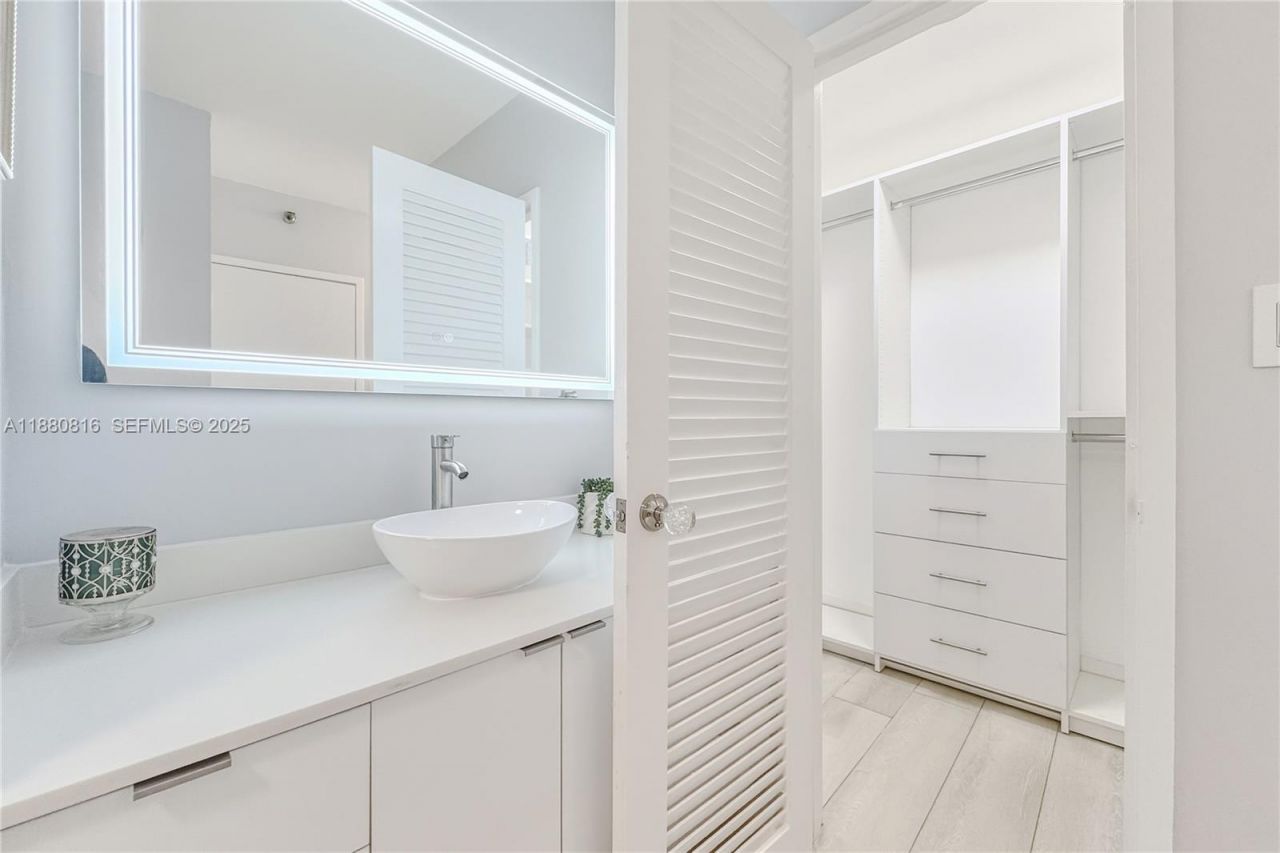 100 Lincoln Rd, Unit 323, Miami Beach, FL 33139 Photo