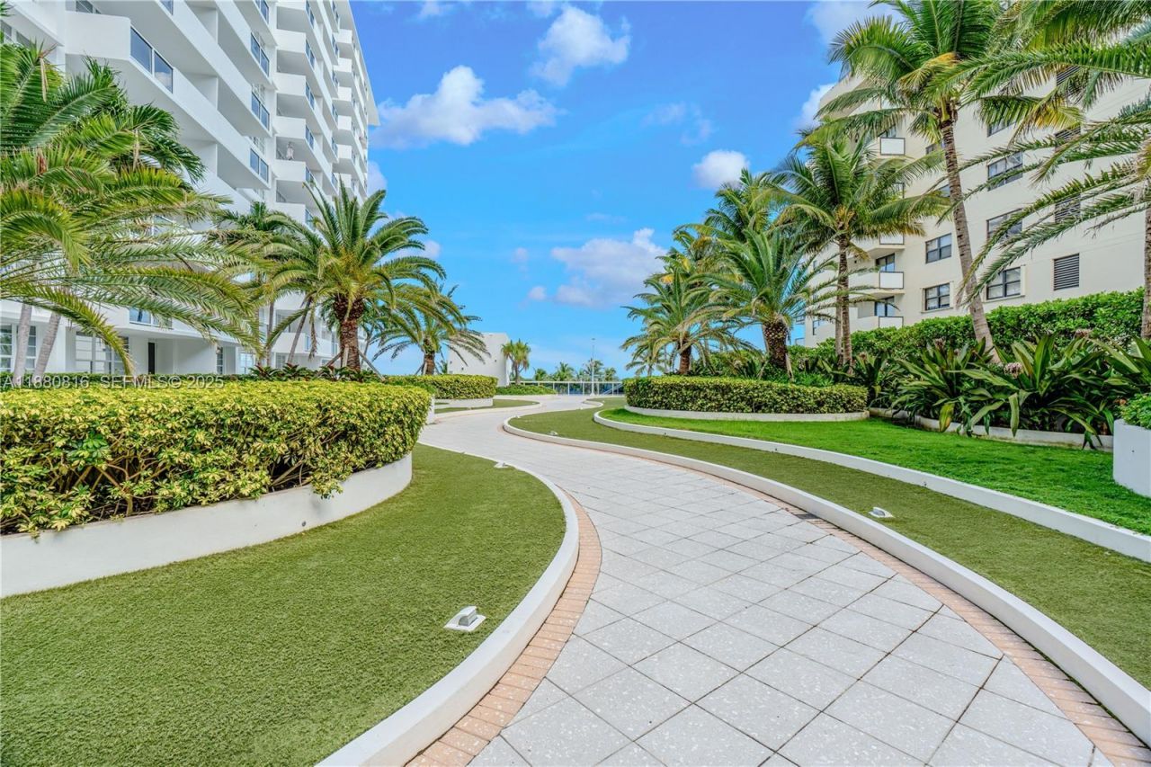 100 Lincoln Rd, Unit 323, Miami Beach, FL 33139 Photo
