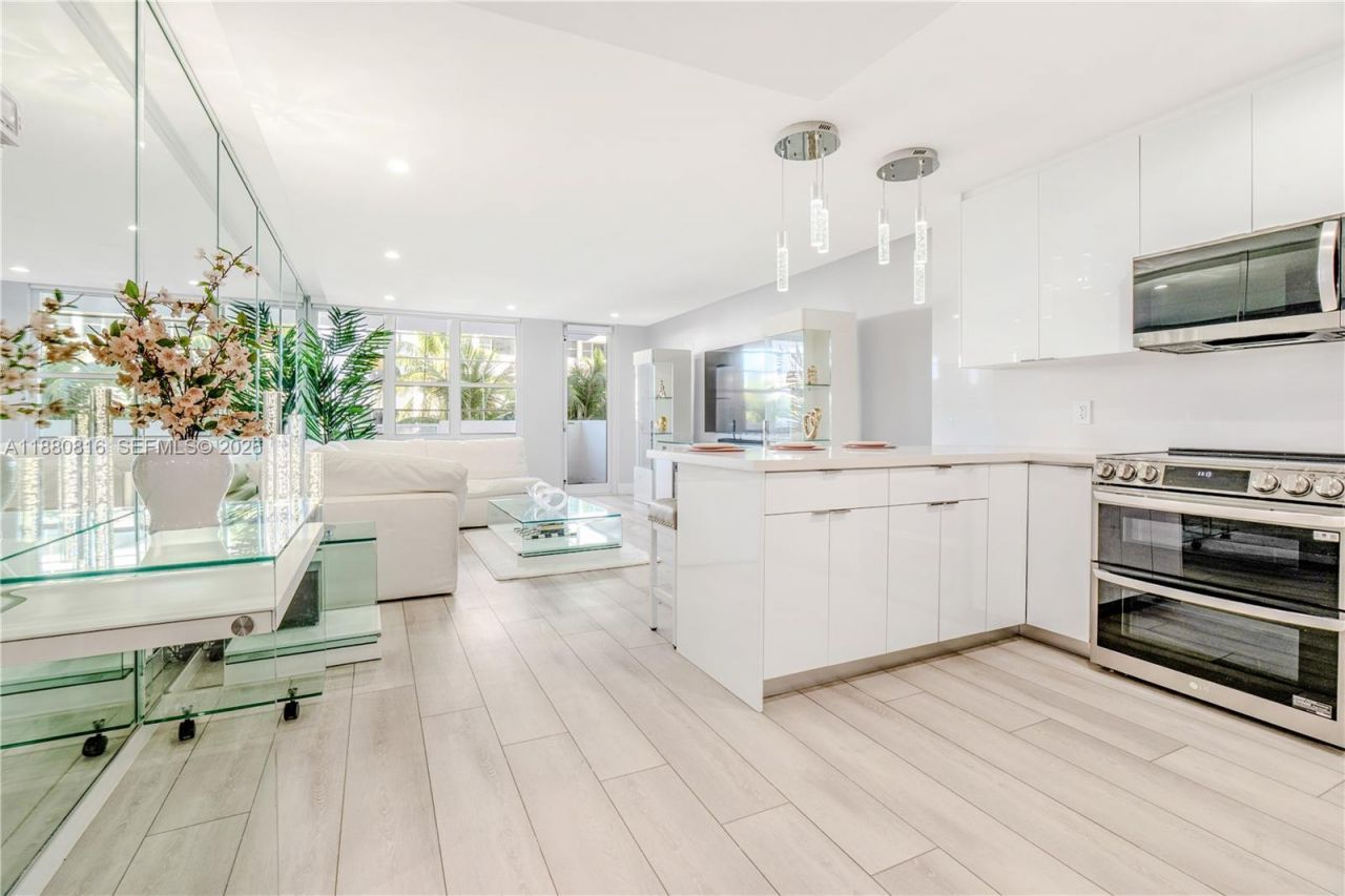 100 Lincoln Rd, Unit 323, Miami Beach, FL 33139 Photo