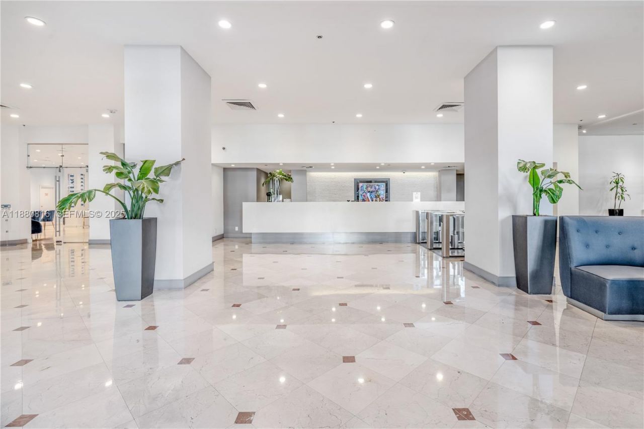 100 Lincoln Rd, Unit 323, Miami Beach, FL 33139 Photo