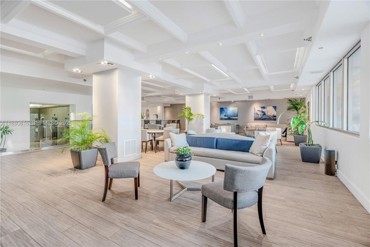 100 Lincoln Rd, Unit 323, Miami Beach, FL 33139 Photo