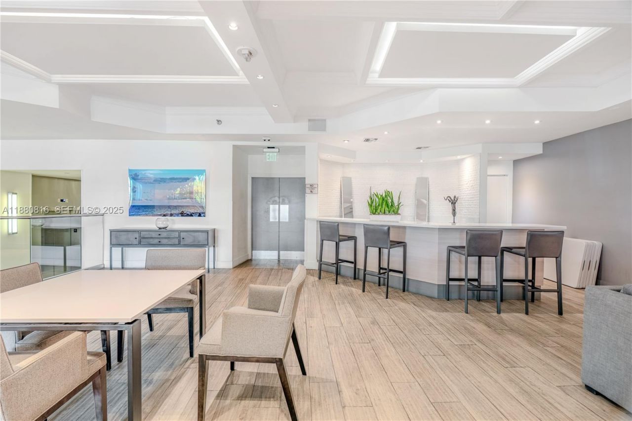 100 Lincoln Rd, Unit 323, Miami Beach, FL 33139 Photo