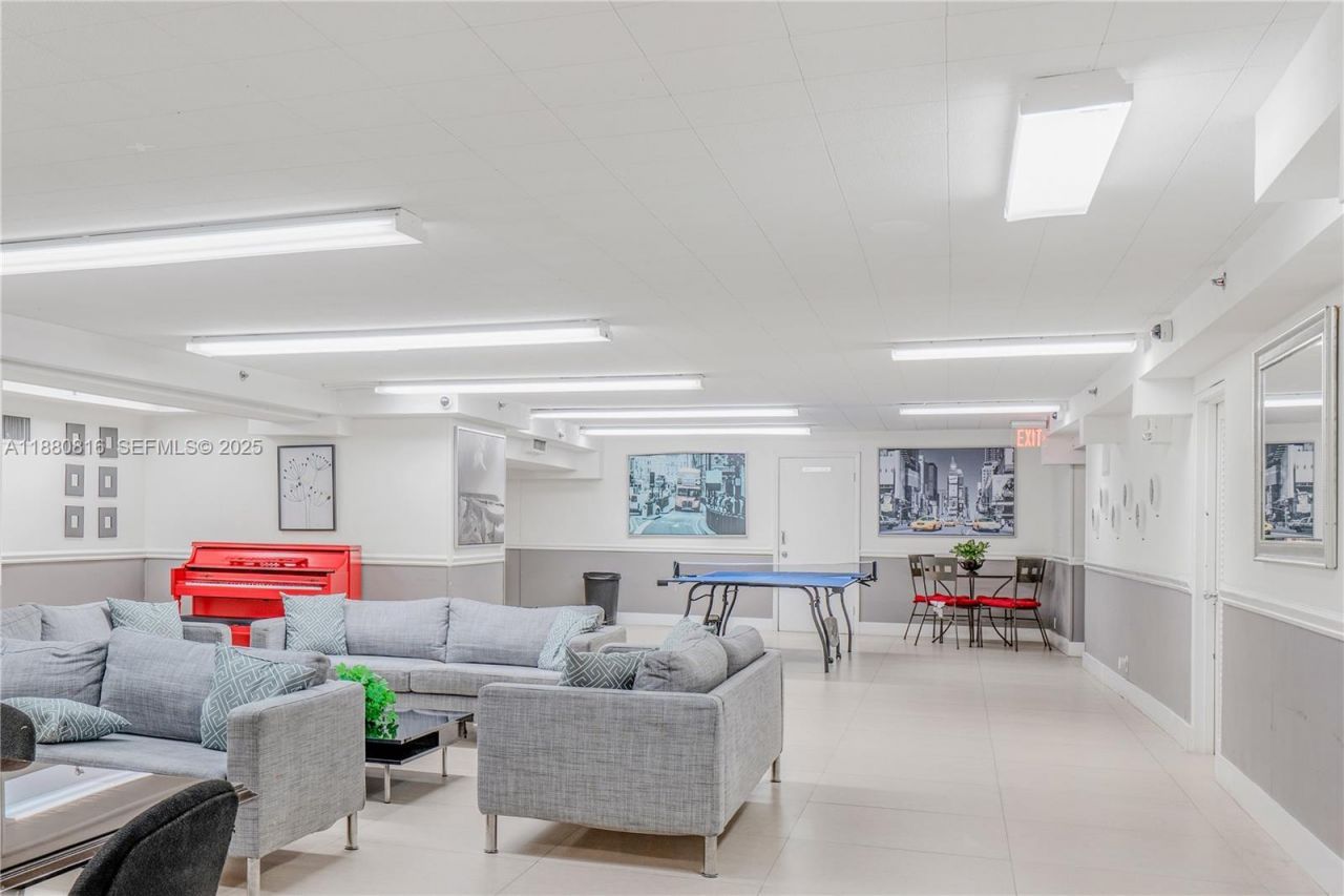 100 Lincoln Rd, Unit 323, Miami Beach, FL 33139 Photo