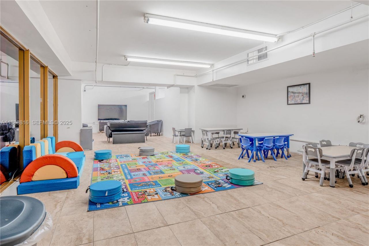 100 Lincoln Rd, Unit 323, Miami Beach, FL 33139 Photo