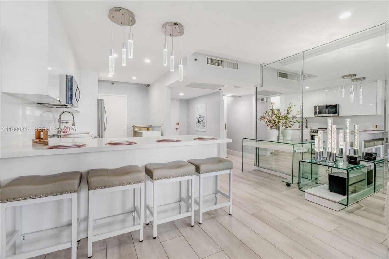 100 Lincoln Rd, Unit 323, Miami Beach, FL 33139 Photo